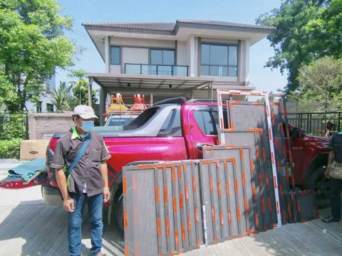 ช่างมุ้งลวดติดตั้งโครงการหมู่บ้าน