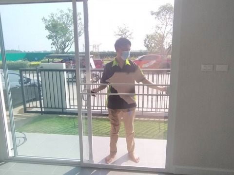 รับติดตั้งงานประตูหน้าต่างอลูมิเนียม